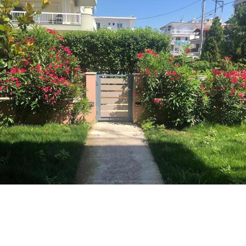 Newly renovated apartment with garden and parking space