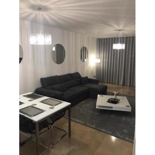 Newly renovated deluxe 2 bed with 5 pools