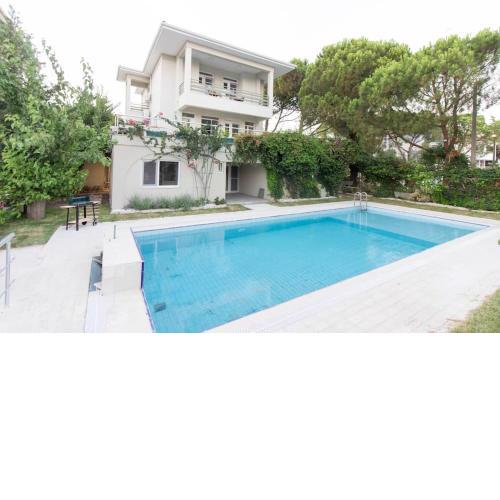 Newly Renovated Spacious Villa with Private Pool