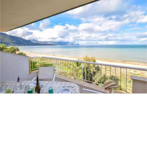 Nice apartment in Alcamo Marina with 3 Bedrooms and WiFi