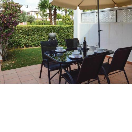 Nice apartment in Alhama de Murcia w- Shared Outdoor Swimming Pool, WiFi and 3 Bedrooms