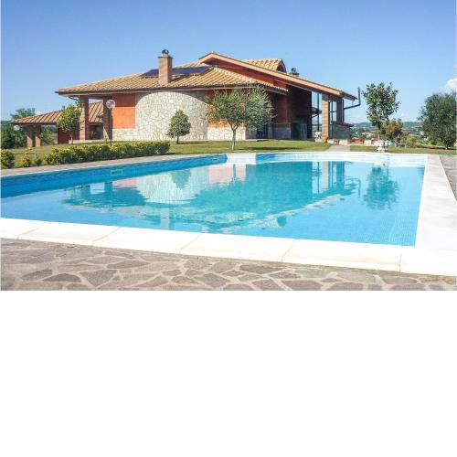 Nice apartment in Castelnuovo di porto with Outdoor swimming pool, WiFi and 2 Bedrooms
