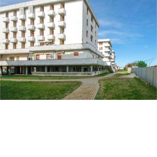 Nice apartment in Lido Adriano with 4 Bedrooms