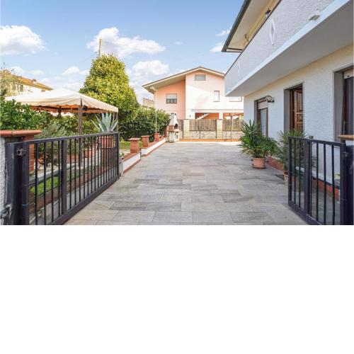 Nice apartment in Lucca with WiFi and 2 Bedrooms