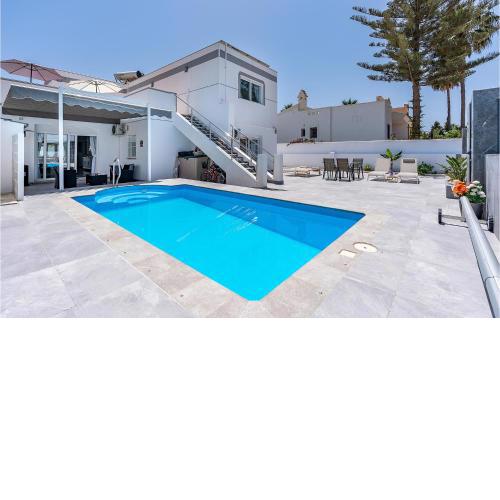 Nice Apartment In Roquetas De Mar With Wifi, Swimming Pool And Outdoor Swimming Pool