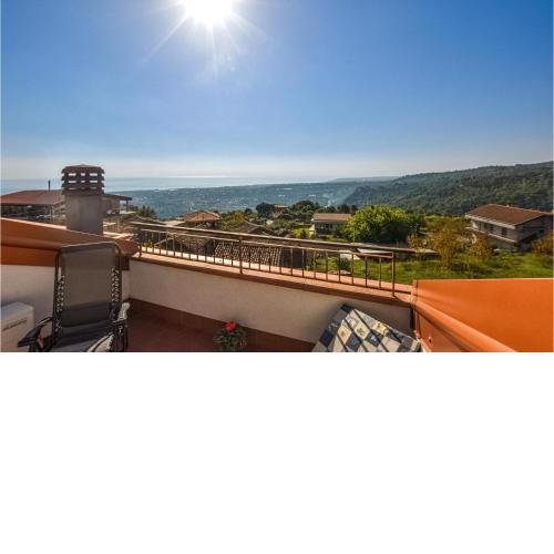 Nice apartment in SantAlfio with 3 Bedrooms and WiFi