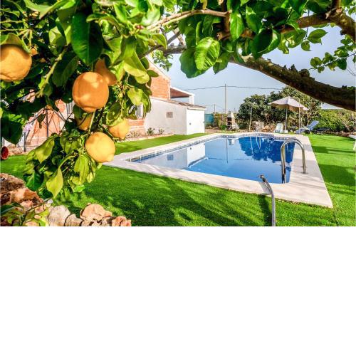 Nice Home In Alcolea Del Rio With 3 Bedrooms, Wifi And Swimming Pool