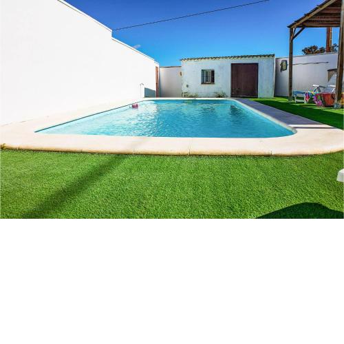 Nice Home In Barbate With Wifi, Swimming Pool And 2 Bedrooms