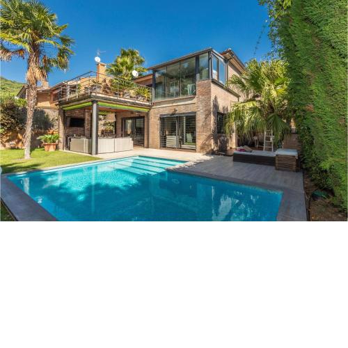 Nice Home In Cabrils With 4 Bedrooms, Wifi And Private Swimming Pool