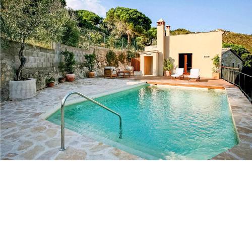 Nice Home In Castell-platja Daro With Wifi, Outdoor Swimming Pool And Swimming Pool