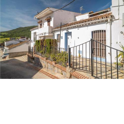 Nice home in El Colmenar with WiFi and 2 Bedrooms