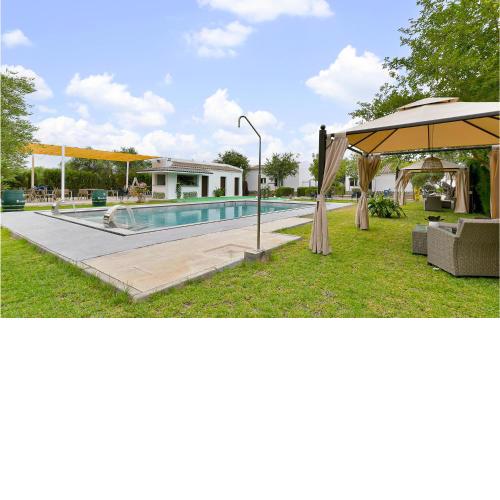 Nice home in El Coronil with Outdoor swimming pool, WiFi and 2 Bedrooms