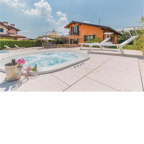 Nice home in Fumane -VR- with Jacuzzi, WiFi and Outdoor swimming pool