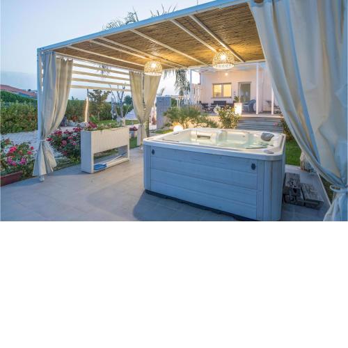 Nice home in Marina di Ragusa with 3 Bedrooms, Jacuzzi and WiFi