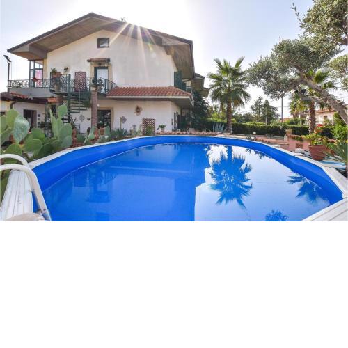 Nice home in Mascalucia with WiFi, 3 Bedrooms and Outdoor swimming pool