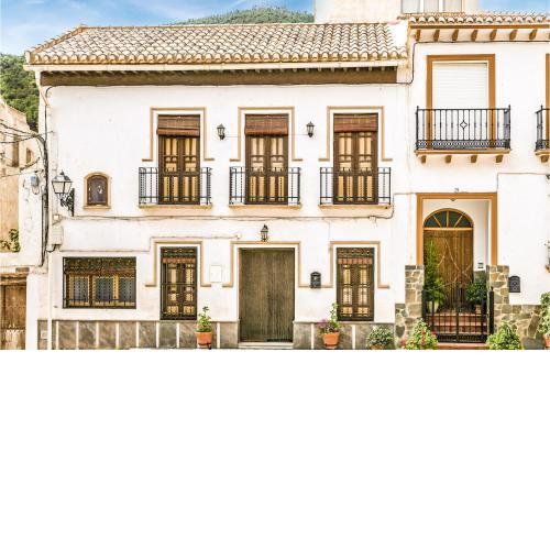 Nice home in Pinos del Valle with 5 Bedrooms and WiFi