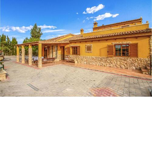 Nice Home In Villanueva Del Segura With Wifi, Private Swimming Pool And 4 Bedrooms