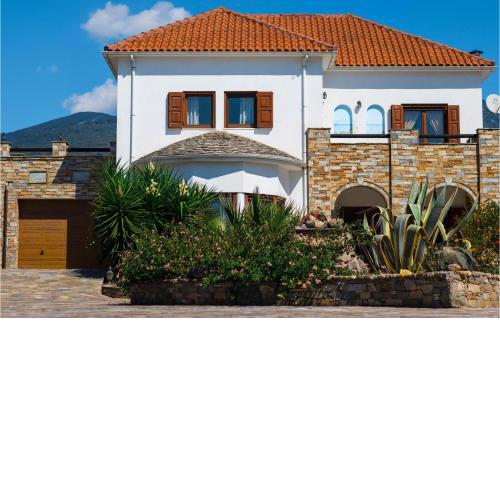 Nice home in Volos with 4 Bedrooms and WiFi