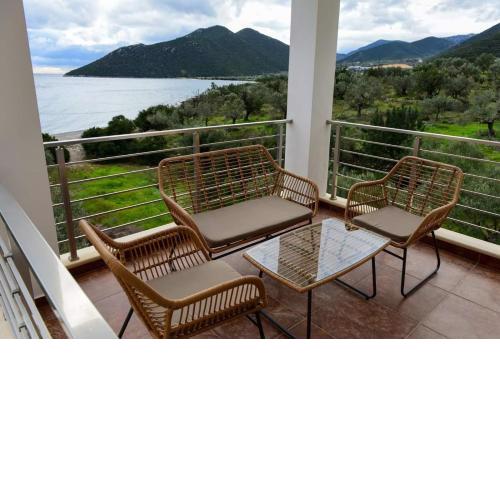 Nikole's Villa By The Sea