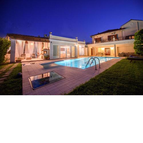 Nikol's Elegant Mansion with Pool!