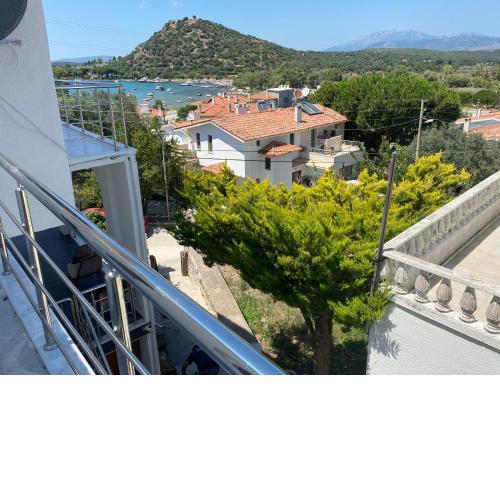 Nino’s Seaview House with Balcony & Garden