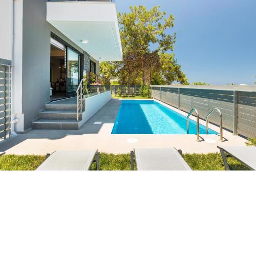 Nisos Villa, walking distance to the beach & shops, By ThinkVilla
