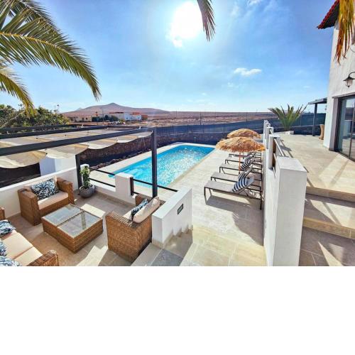 No 2. Stunning 4-Bedroom Villa with Large Pool