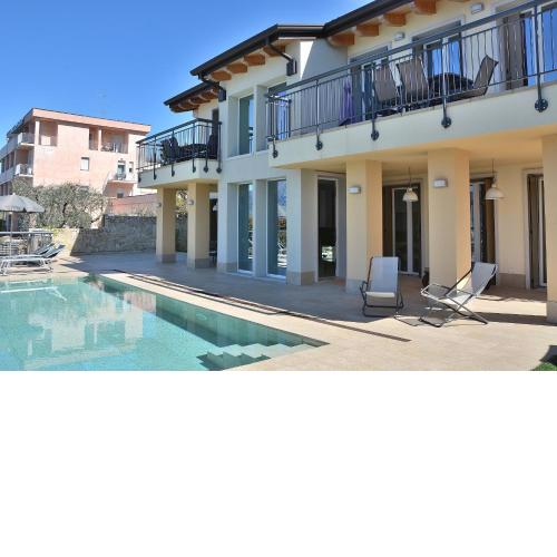 North House With Pool And Lake View