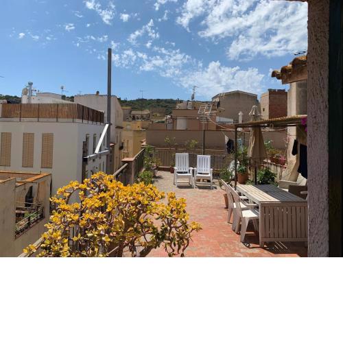 NOTARIA-Apartamento en casco antiguo, al lado de playa, Rambla y Monasterio, con acceso a terraza ajardinada