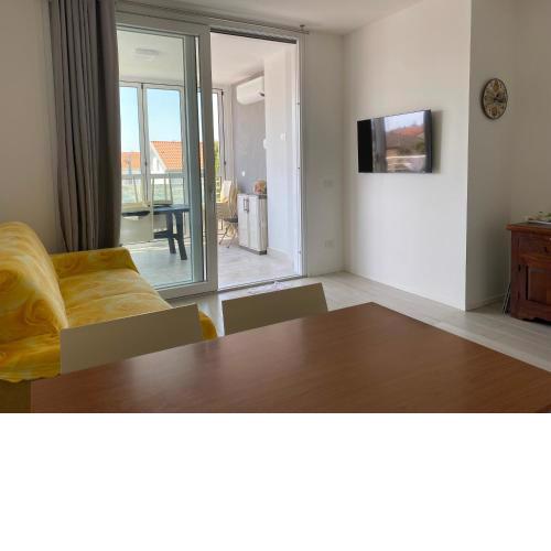 Nuovo appartamento con terrazzo e piscina