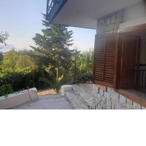 Nutt House with garden near the sea