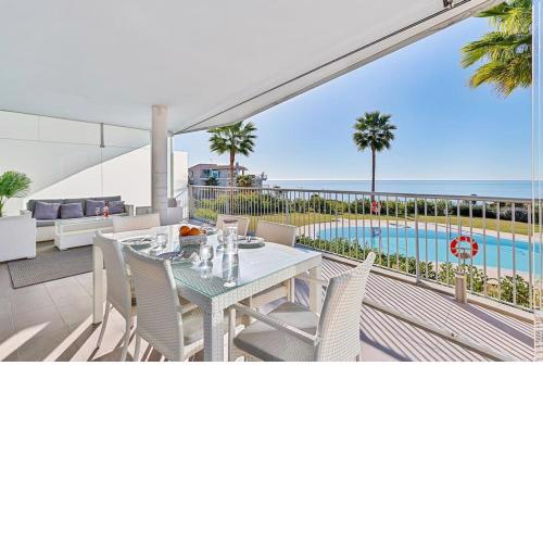 Ocean & pool view 3-bedroom apt.