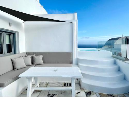 Oia Captain's Villa