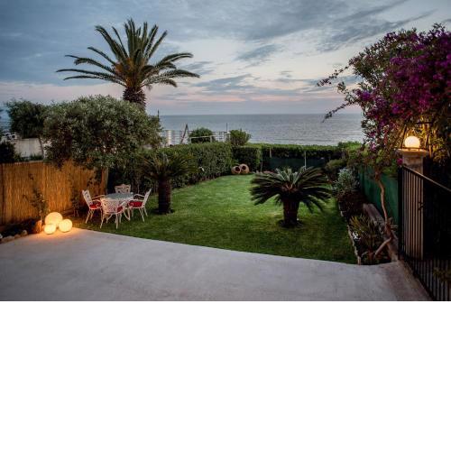 Oikia Eleanthi - Beachfront Garden Home!