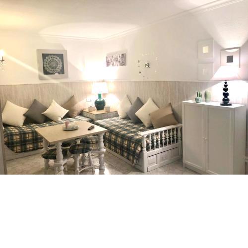 One bedroom appartement at Fuengirola 20 m away from the beach with sea view shared pool and terrace