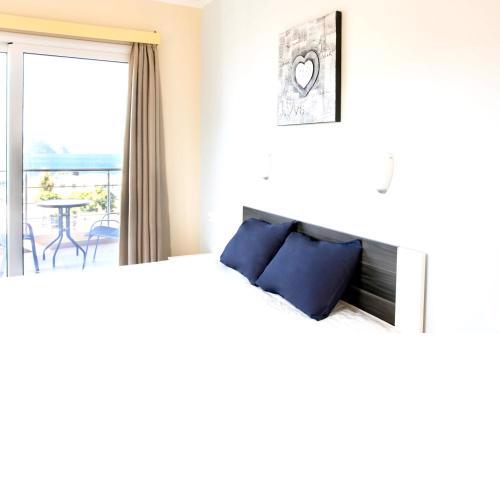One bedroom appartement at Karpathos 100 m away from the beach with sea view terrace and wifi