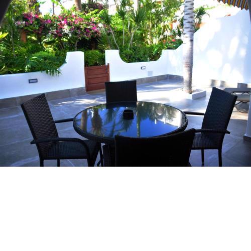 One bedroom appartement at Playa de la Americas 500 m away from the beach with shared pool furnished terrace and wifi