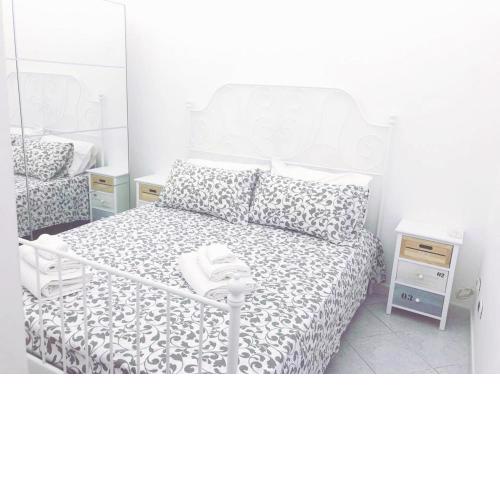 One bedroom appartement with balcony and wifi at Napoli