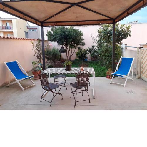 One bedroom appartement with enclosed garden and wifi at Sestu