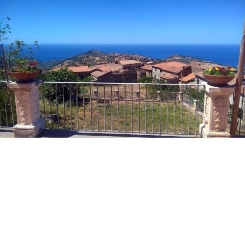 One bedroom appartement with sea view and enclosed garden at San Mauro Cilento 7 km away from the beach