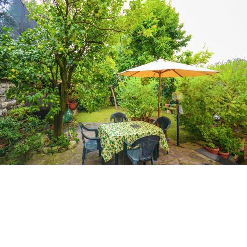 One bedroom appartement with sea view enclosed garden and wifi at Sorrento 1 km away from the beach