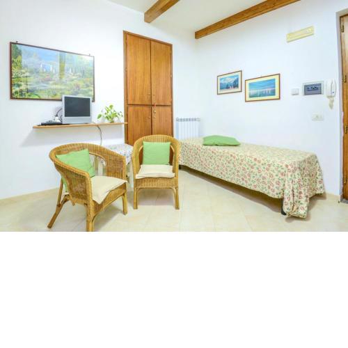 One bedroom appartement with sea view enclosed garden and wifi at Sorrento 1 km away from the beach