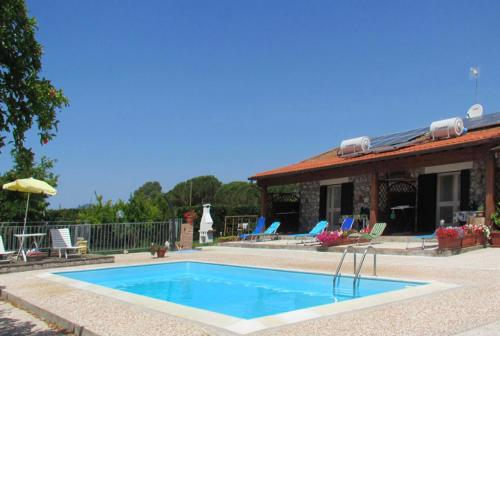 One bedroom appartement with shared pool enclosed garden and wifi at Grosseto 5 km away from the beach