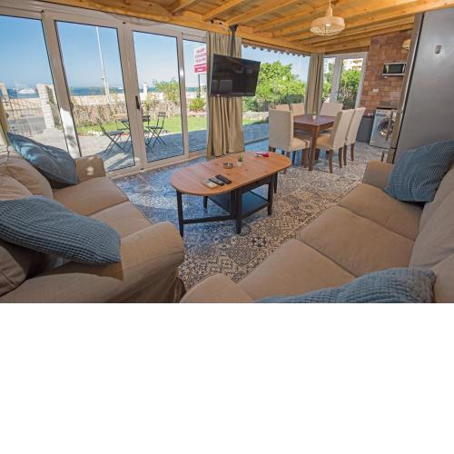 One Bedroom Chalet on old sheraton rd ground floor with garden and sea view