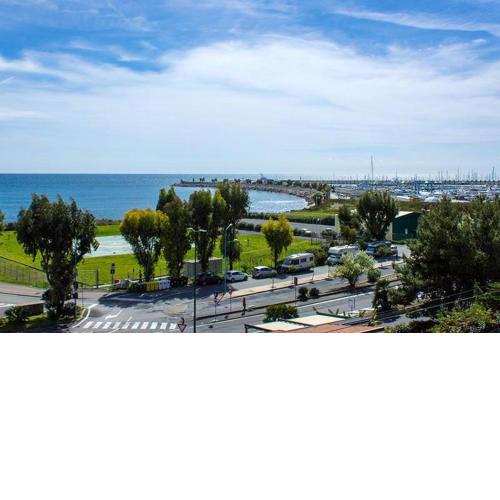 One bedroom house at Imperia 100 m away from the beach with city view and wifi
