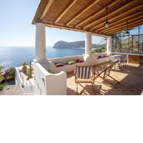 One bedroom house at Lipari 300 m away from the beach with sea view enclosed garden and wifi