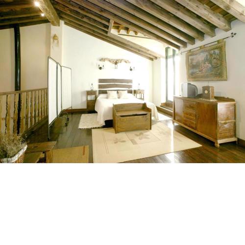 One bedroom house with jacuzzi enclosed garden and wifi at Mingorria