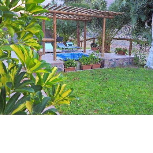 One bedroom house with jacuzzi enclosed garden and wifi at San Bartolome de Tirajana