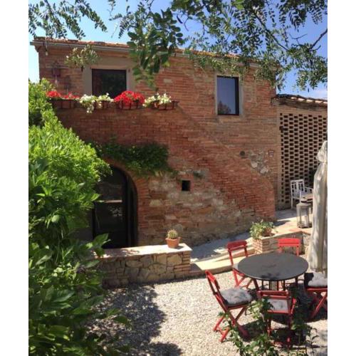 One bedroom house with shared pool enclosed garden and wifi at Trequanda