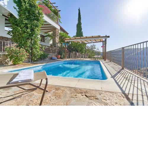 One bedroom house with shared pool jacuzzi and furnished terrace at Laroya